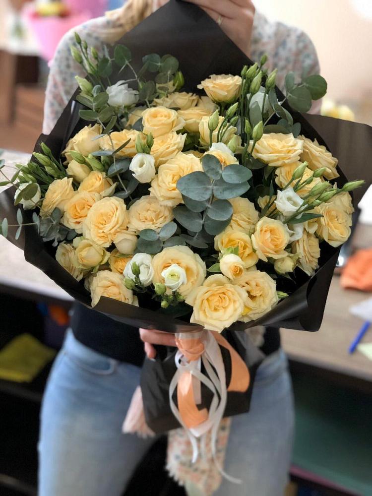 Букет цветов из: Розы и Лизиантусы в Уркарахе