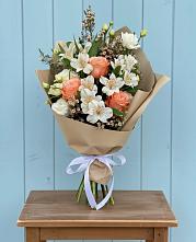 Букет цветов из:  Альстромерии, Лизиантусы, Розы и Хризантемы в Уркарахе