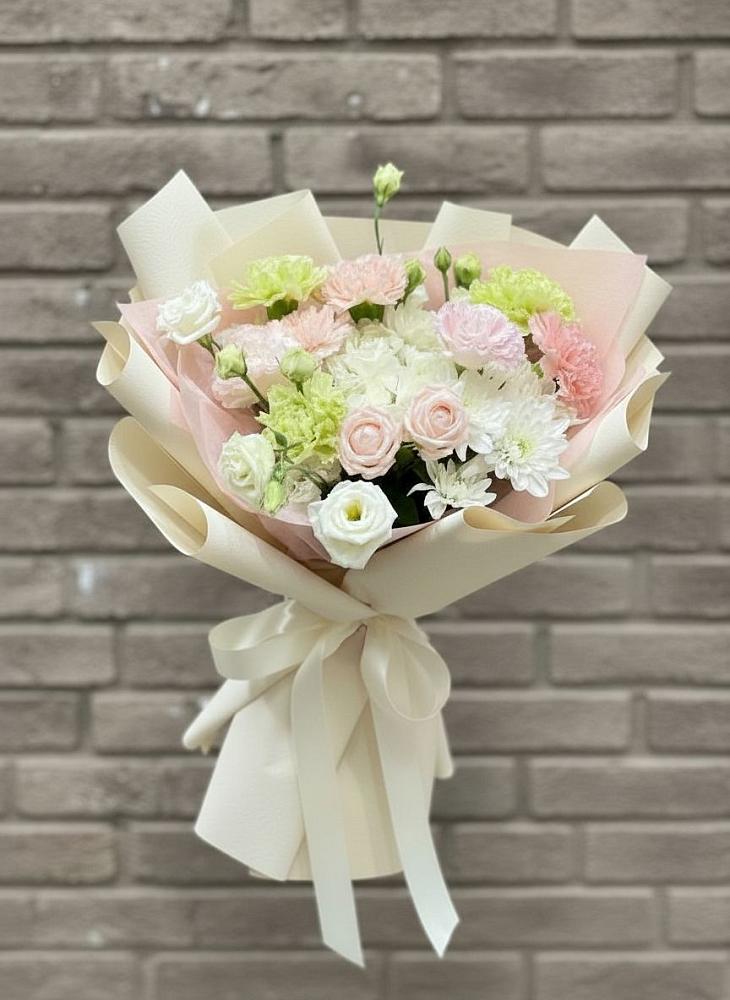 Букет цветов из: Гвоздики, Розы, Лизиантусы и Хризантемы в Уркарахе