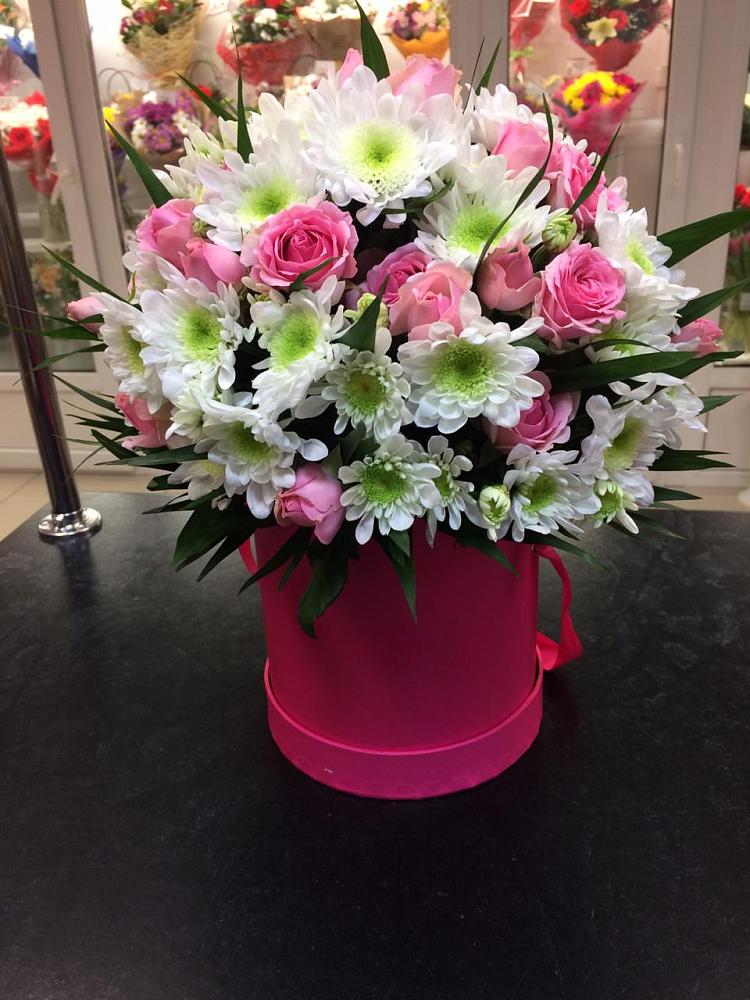 Цветочная композиция из Розы и Хризантемы в шляпной коробке в Уркарахе