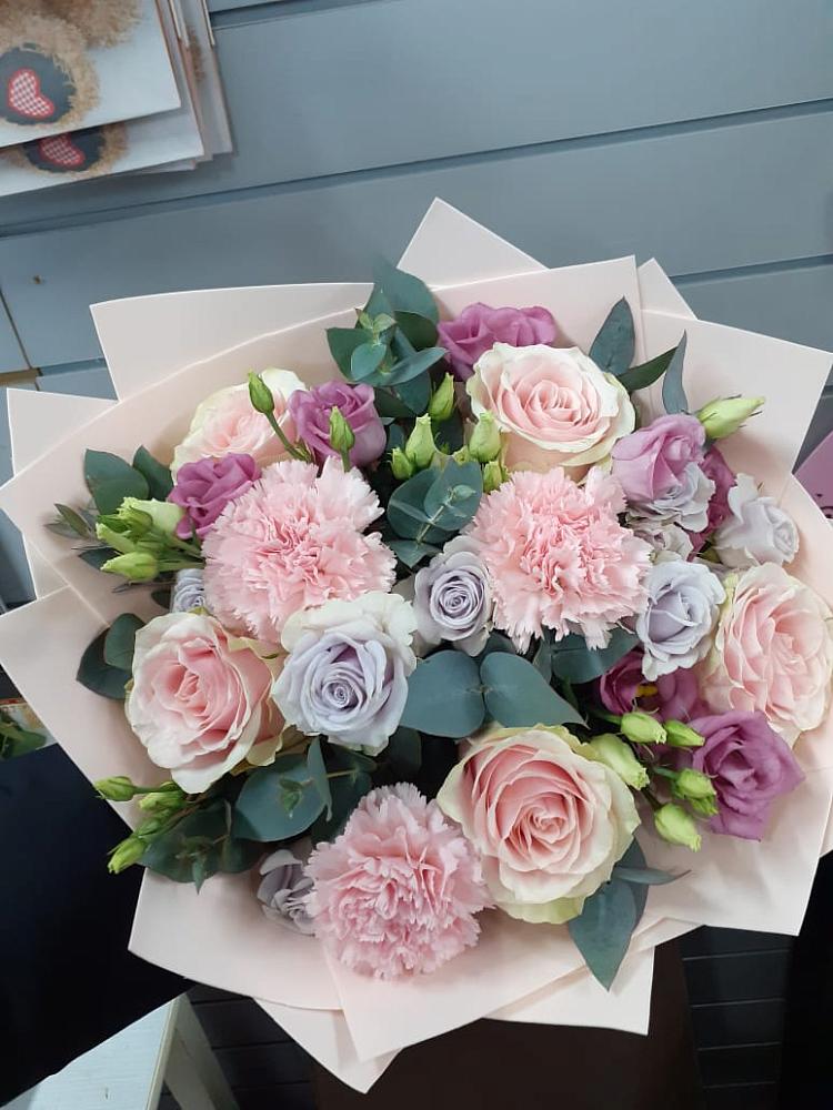 Букет цветов из: Розы, Гвоздики и Лизиантусы в Уркарахе